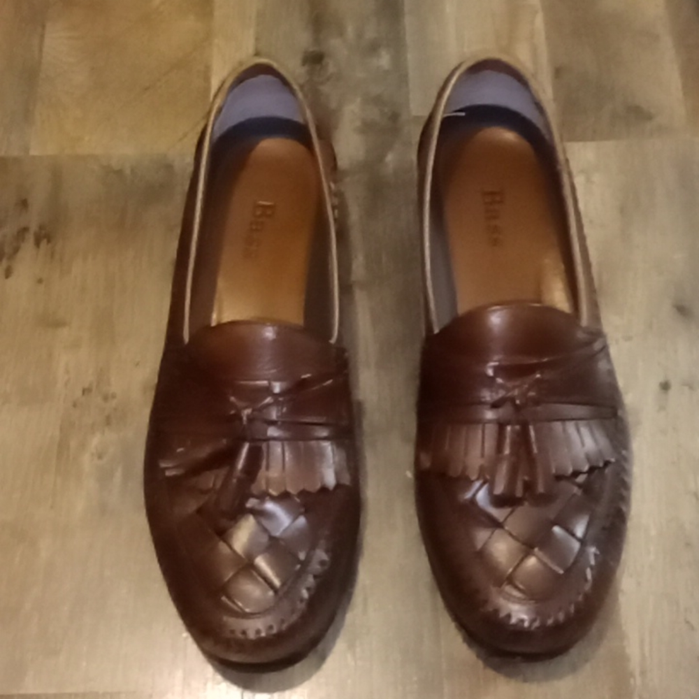 Very beautiful pair of leather Bass -LLOYD dress shoes